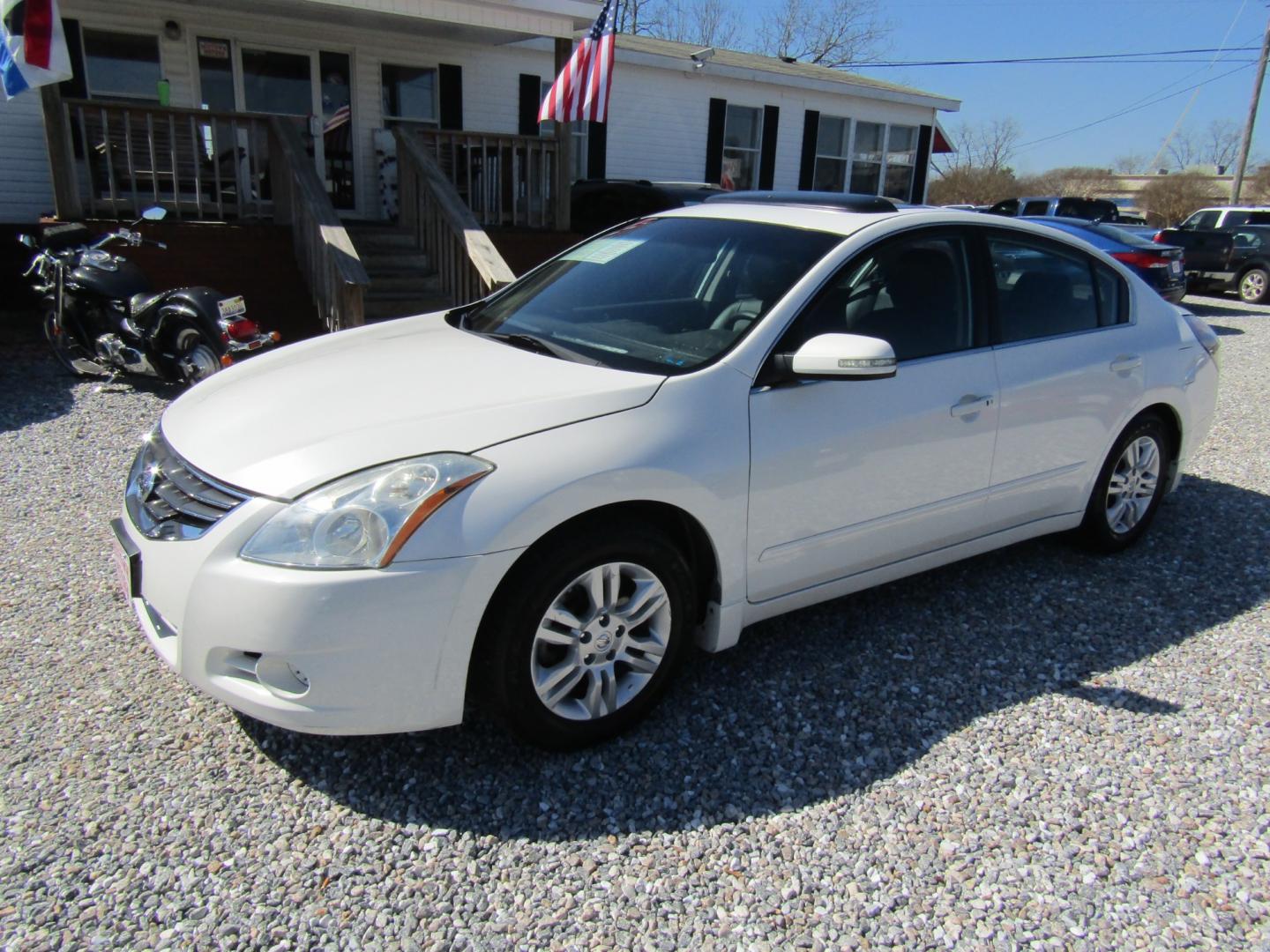 2012 White /Gray Nissan Altima 2.5 S (1N4AL2AP5CN) with an 2.5L L4 DOHC 16V engine, Automatic transmission, located at 15016 S Hwy 231, Midland City, AL, 36350, (334) 983-3001, 31.306210, -85.495277 - Photo#2